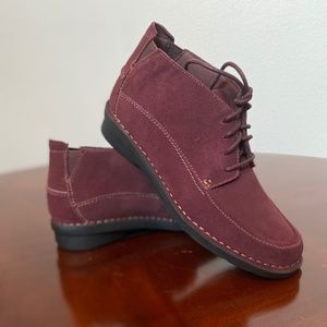 Clarks Nikki Class Suede Ankle Bootie in Size 8 Wine